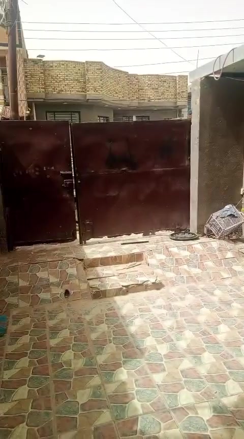 السلام عليكم ورحمة الله
بيت لبيع طابو صرف بسمي اخوان اني مو دلال 
المساحة ٢٥٠ متر طابقين دبل فاليوم
الموقع الحله حي العسكري شارع ٨٠ قرب مدرسة الرحمان البيت متروك صار أكثر من ٣ سنوات ما مسكون 
البناء ٥ غرف نون ٢هول مجمع صحي عدد ٣ داخلي وخارجي والطابق الثاني مطبخ استقبال كراج وحديقة يبعد عن شارع ٨٠ الرايسي ١٠٠ متر خدمات كامله السعر١٦٠  مناسب جدا حسب موقعة بسعر القطعة وبي مجال  الاتصال *********** واتساب أو اتصال
