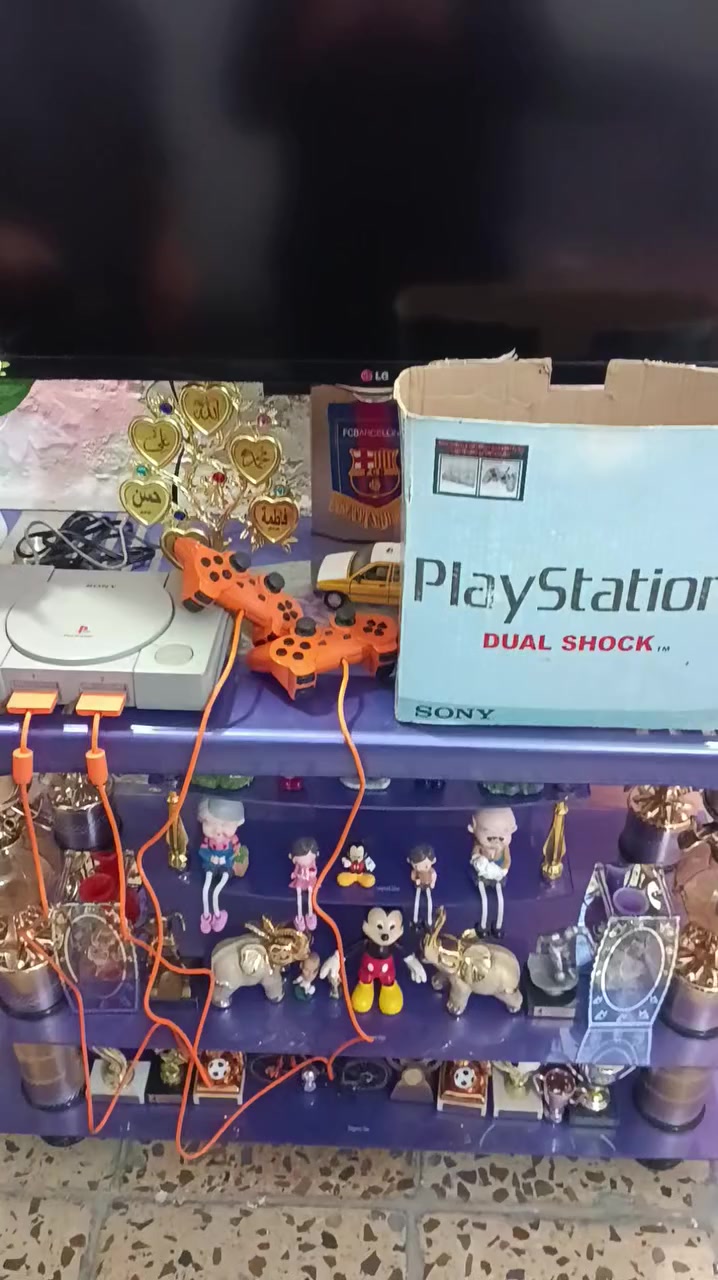 بلي 1 ياباني فري ريجين يشغل اقراص اصلي وكوبي عدسه سحبه ممتاز جهاز مع كامل ملحقات جوستكات عدد 2 فيش AV كيبل الكهرباء   مكاني بغداد الغزاليه بداية شارع الظغط توصيل موجود السعر 40الف ***********
