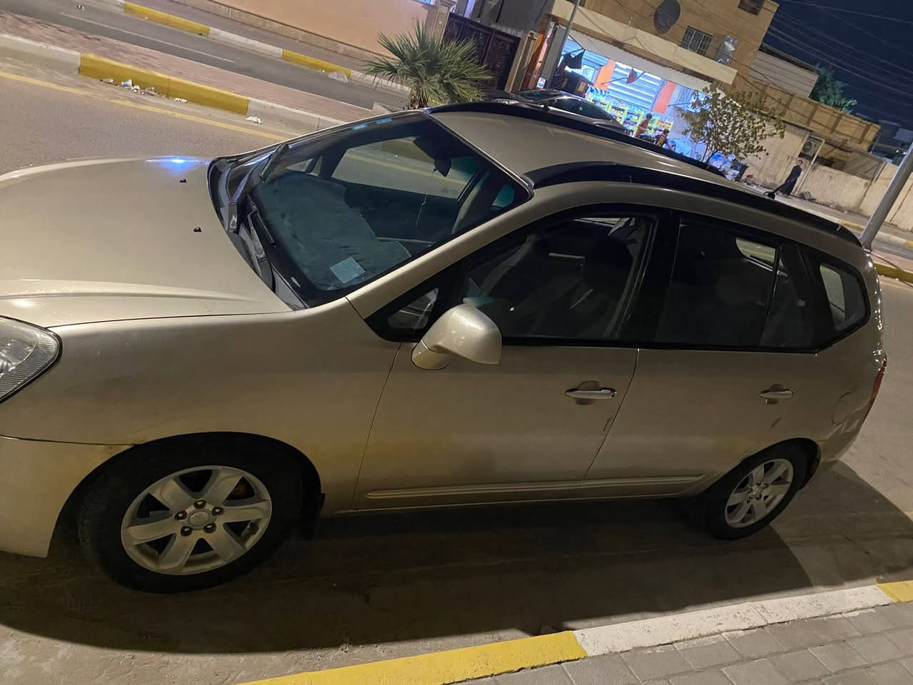 كيا رندو
محرك 6 جديد
كير جديد 
بيها صفحه رش اثر شخوط 
مكفوله من ضربه 
موديل 2008
السعر دفتر وبيها مجال 
الرقم ***********
