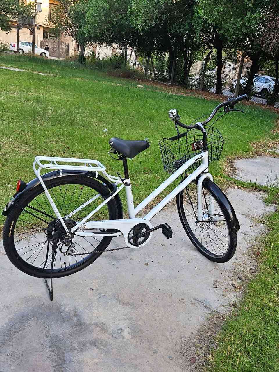 للبيع: دراجة Bella اليابانية المواصفات (حجم كبير) 🚲✨إلى الذين يبحثون عن دراجة مريحة وعملية للتنقل اليومي والتسوق 🛒، متوفرة الآن دراجة (بطة) بنظافة ممتازة ومواصفات بلادية كاملة 💯.المواصفات الفنية:⚙️
الحجم📐: 27.5 (حجم كبير ومريح جداً في المشي، يقطع مسافات بمجهود أقل 💨)
.نظام السرعات⚙️: سيستم شيمانو (Shimano) أصلي بالكامل، تبديل نمر سلس واعتمادية عالية 🔝
.المنظومة الكهربائية💡: لايت حساس أوتوماتيكي مع دينمو بلادي من شركة بناسونيك (Panasonic) يشتغل ذاتياً أثناء الحركة 🔋
.الملحقات🎒: سلة أمامية كبيرة جداً ومقاومة لحمل الأغراض 🧺، مع رف أمتعة خلفي (سيباية) مدمج وجاملغات بلادية لحماية العجلات 
🛡️.التصميم🎨: هيكل انسيابي ومريح باللون الأبيض المميز ⚪، يوفر راحة تامة أثناء الركوب والنزول المتكرر
.الستاند⚓: مسند ثنائي عريض يضمن ثبات الدراجة تماماً عند الوقوف 🛠️.الدراجة جاهزة للاستخدام ومثالية للمناطق السكنية. 
المكان📍: [ بغداد]
للتواصل📞: [*********** ]. ما متوفر ماسنجر
