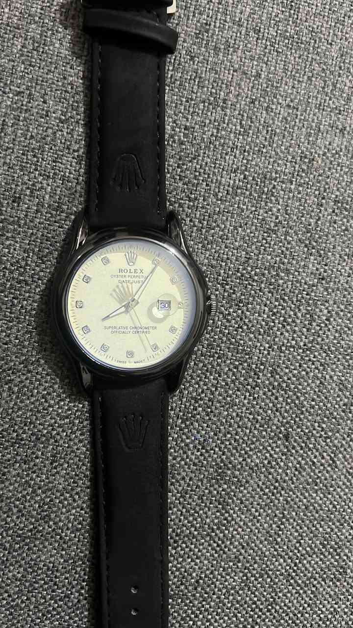 للبيع ساعة رولكس (Rolex) طراز ديت جست الشهير، موديل كلاسيكي وراقي جداً.
• الحالة: نظيفة جداً (مثل ما مبينة بالصور).
• المينا: لون اوف وايت على ذهبي• التاريخ: شغال ونظامي (نافذة مكبرة).
• الحزام: جلد أسود فاخر بنقشة شعار رولكس.
• الظهر: ستانلس ستيل (Stainless Steel)


**إذا كنت صاحب هذا الإعلان وتريد حذفه لأي سبب، رجاءا أرسل رسالة إلى الدعم الفني**