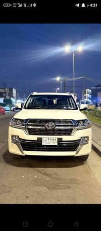 للبيع لاندكروز 2021 شركٱت السيارة مكفولة من صبغ عدا نص الدعاميه الامام...