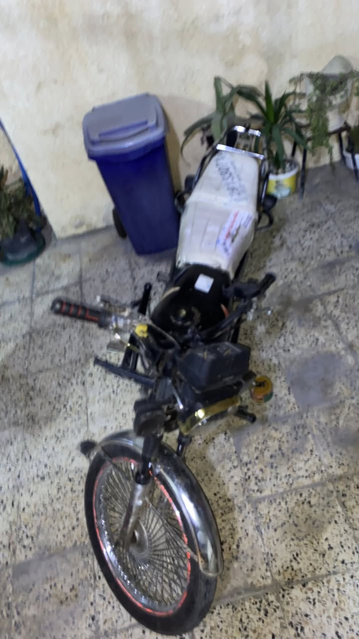 السلام عليكم ماطور ايراني 125cc محرك باب اول المنافيس مالو موجود و مدفوع بس يفتح الكمرك تكدر ترقمو عادي كدامكم هندر واحد شغال عليه تعديلات درع و كزوز رياضي و برمجه الماطور فول مال جناي السعر 450 الف و بي مجال بسيط للشراي بس بي مجال المكان موصل تعال و تدلل و رجاءً اذا ما عجبك لا تكسر بي كلي تاخذو بلاش و رجاءً بس الشراي يراسل المكان موصل جانب الايسر رقم الهاتف : *********** .
