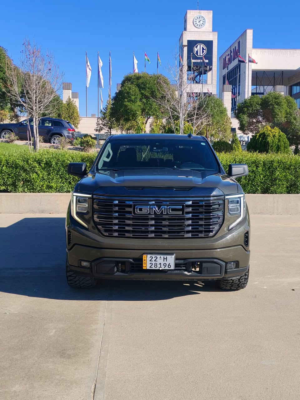 جمسي 2023 سيرا Elevation لون مميز 🫒🫒
📍 نوع: 4 سلندر تيربو
📍 السعة: 2.7 لتر
📍باب طويل بودي قصير
📍 القوة الحصانية: حوالي 310 حصان
📍 العزم: حوالي 430 نيوتن·متر
📍 نوع الوقود: بنزين
📟 عداد 32000 Mil
 🛻 ضرر بس جملخ امامي بدون دواغل بجم كبس

⸻ 💲 سعر 37500 $

⚙️ ناقل الحركة والدفع
 • ناقل حركة: أوتوماتيك 8 سرعات
 • الدفع:
 دفع رباعي (4×4) 
📍مكان السياره أربيل 

🚀 الأداء

✔️ استجابة جيدة من التيربو في السرعات الواطئة
✔️ أداء قوي ويكفي للاستخدام اليومي + السحب الخفيف
✔️ تسارع سلس مقارنة بمحركات 6 و 8 سلندر
⛽ استهلاك الوقود (تقريبي)

📌 داخل المدينة: 9–10 كم/لتر
📌 الطريق السريع: 11–12 كم/لتر

🔹 أفضل من محرك V8 من حيث الاقتصاد

📱 التجهيزات المتوقعة

🔹 شاشة لمس كبيرة
🔹 دعم Apple CarPlay و Android Auto
🔹 أنظمة أمان:
 • تحذير من التصادم
 • حفظ المسار
 • مثبت سرعة
🔹 أنظمة مساعدة سحب وحمل

🏁 مميزات محرك 4 سلندر تيربو

✅ اقتصاد وقود أفضل
✅ عزم ممتاز من الدوران المنخفض
✅ أداء كافي للاستخدام اليومي والرحلات
✅ وزن أخف يساهم في الراحة 
للأستفسار اكثر

📞  ***********
