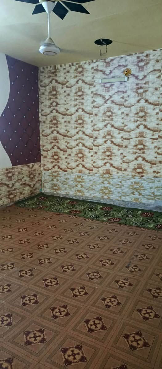 السلام عليكم بيت زراعي المساحه 320متر العنوان بالسده حي البكر حي كمال مساحه البيت ١٢٠تحت البناء يتكون من /غرفتين صاله مطبخ صحيات طارمه خدمات كامله السعر 38 مليون وبي مجال الاستفسار أكثر ***********
