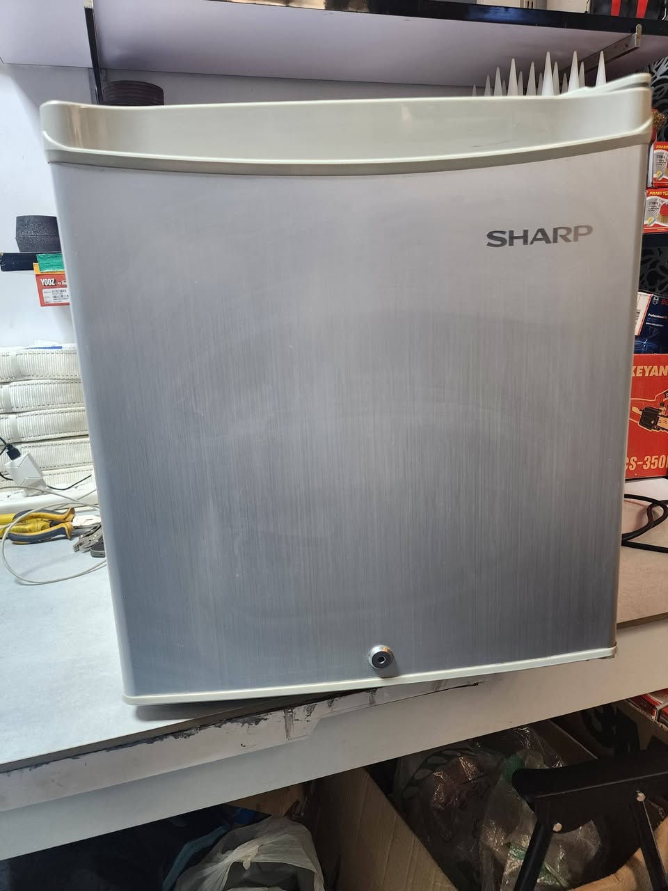 ثلاجه SHARP مستعمله شي قليل حجم صغير 
بيها فريز  مثل ما واضح عدكم 
السعر 45 الف مع التوصيل 
رقم التواصل ***********
