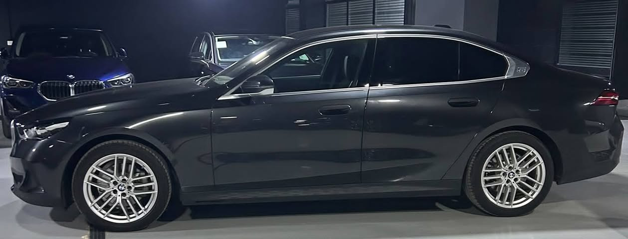*BMW 520i Lux | موديل 2026*
- *اللون*: Sophisto Grey 
- *العداد*: 29,000 كم
- *الحالة*: بروتيكشن بالكامل
- *الرخصة*: سنة - مرور القاهرة
- *المعاينة*: التجمع الخامس
- *التقسيط*: متاح بأنظمة سداد مختلفة
- *للتواصل*: 01062000300


**إذا كنت صاحب هذا الإعلان وتريد حذفه لأي سبب، رجاءا أرسل رسالة إلى الدعم الفني**