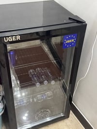 ثلاجة صغيرة عارضة للبيع جديدة و فول نظافةة للإستفسار 07704877771