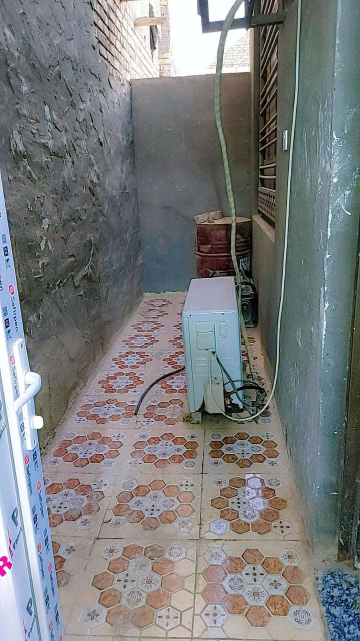150متر للبيع في حي الصدرين فرع المولده بناء حديث غرفتين نوم وكليدور واستقبال ومطبخ وصحيات داخليه وخارجيه السعر ب70وبي مجال للشراي للاستفسار ***********
