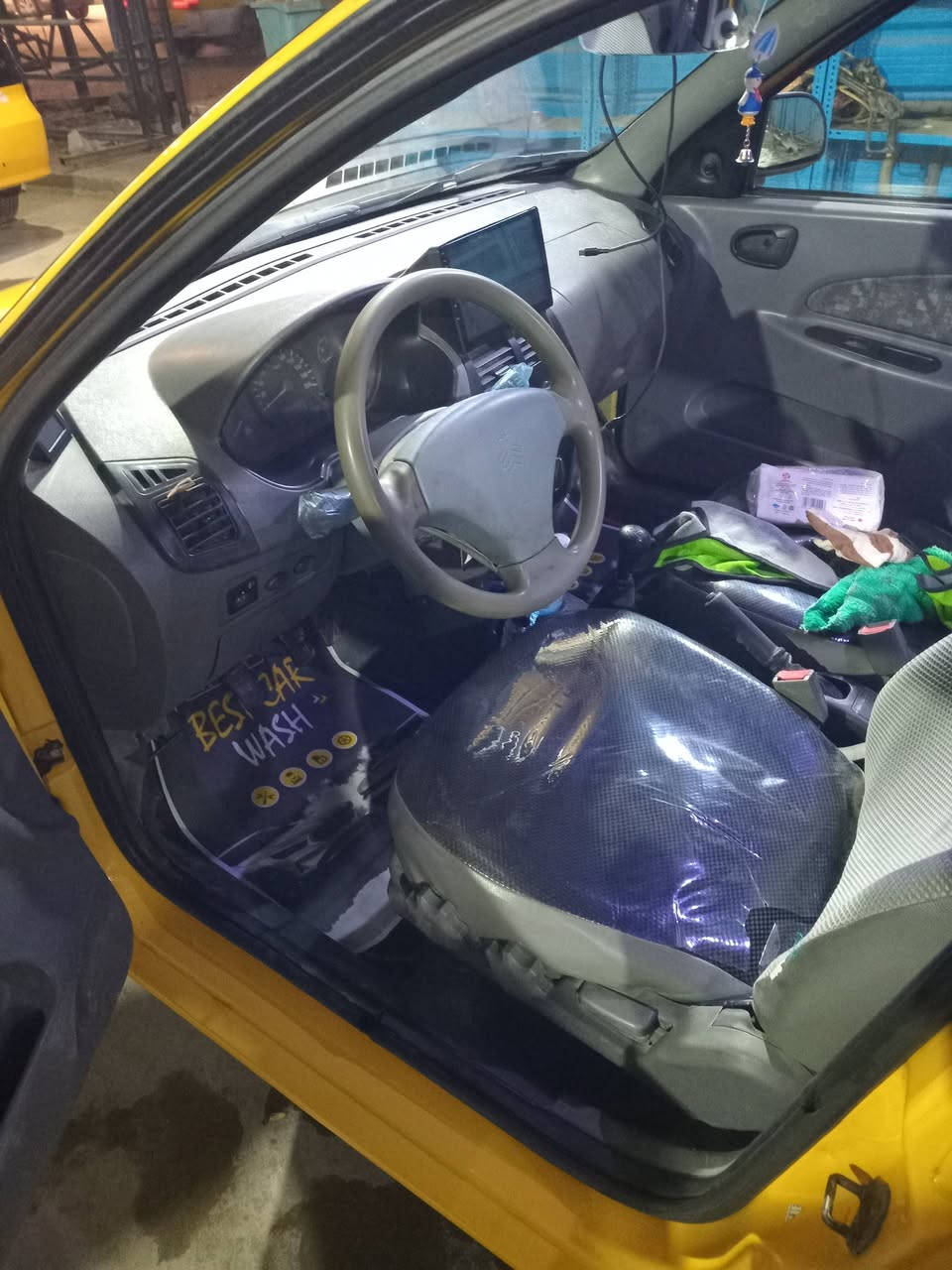 السلام عليكم عندي سياره طيبه للبيع موديل ٢٠١٥ السيارة خير من الله كير ومكينه جديد صدر جديد تبريد تدفئة جديد رقم  انكليزي بسمي هيه مصفرة راديتر جديد حموه صفر دوشمه جديد شاشه جديد كامره تخم تاير جديد رايده ٣٦ وبيه مجال قليل مكاني بغداد الدوره الرقم ***********
