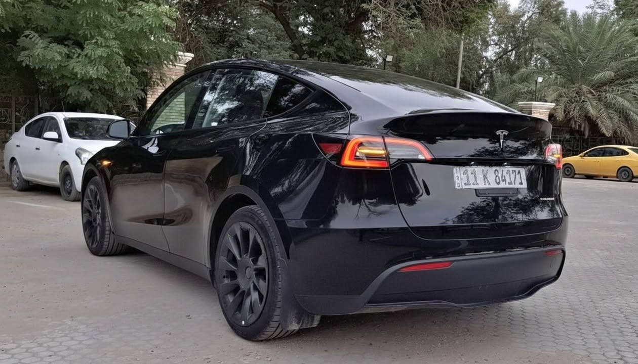 السلام عليكم
للبيع 2024 TESLA MODEL Y premium Dual Motor Long Range

#مواصفات
‏سيارة دفع رباعي
تقطع مسافة بالشحنة الواحدة من 500-550كم حسب الاستخدام
غرفة لون اسود مميز جدا واللون المرغوب

تسارع من  0 الى 100 ب 4.2ث (مضاف لها حزمة بوست)
سقف كامل بانوراما
نظام صوتي 13 سماعة + subwoofer +Tweeters

اضاءة LED
صندوق خلفي كهربائي+صندوق امامي frunk

دخول ذكي
مقاعد كهربائية
مقاعد جلد
تدفئة ستيرنك
تدفئة مقاعد
تبريد خلفي

كاميرات خارجية عدد 8  360 درجة
وكاميرا داخلية لمراقبة السائق

نظام القيادة الالية
واضافات عديدة اكثر بكثير مما ذكر
السيارة مميزة جدا

الحادث موجود بالصور
كل القطع مبدلة اصلية نفس اللون

#السعر : 25,500$
تفاصيل اكثر هذا رقمي ☎️. ***********
بيه وات ساب تفاصيل اكثر اتصل و تدلل
