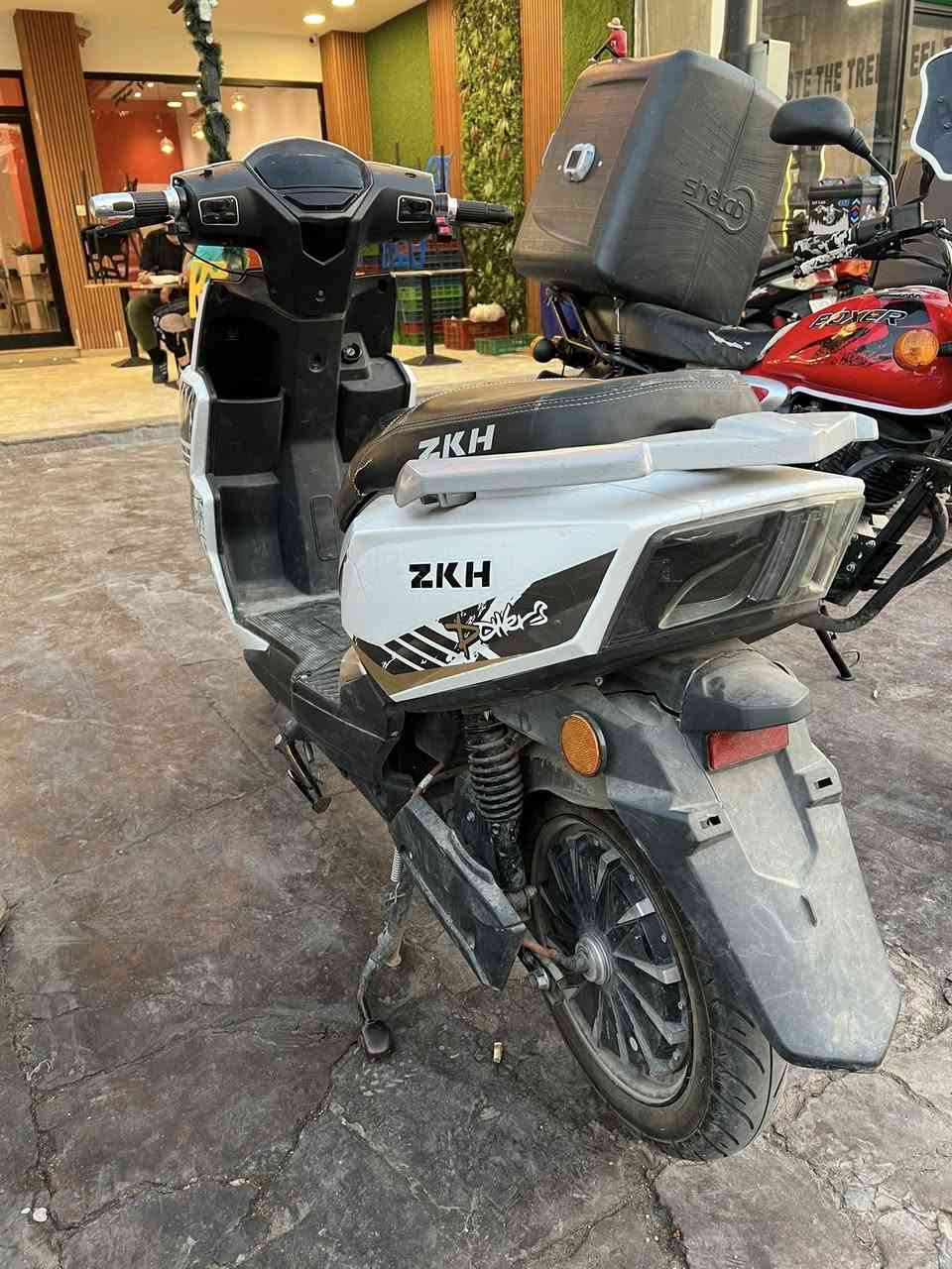 شباب دراجه شحن سكنس سرعه حقيقي 70 للبيع كلشي كامل بطاريات جديده المكان الصليخ ال600 السعر 600وبيهه مجال قليل  الرقم*********** اتصل وبيك خير وتدلل

