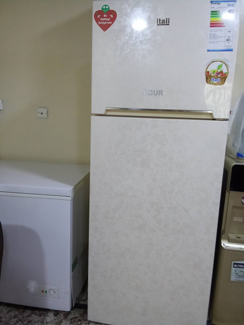 سلام عليكم
ثلاجه للبيع فقط تبديل ماطور جديد 
سعر 150 ألف بي مجال 
عنوان كركوك ساحة طيران 
***********
