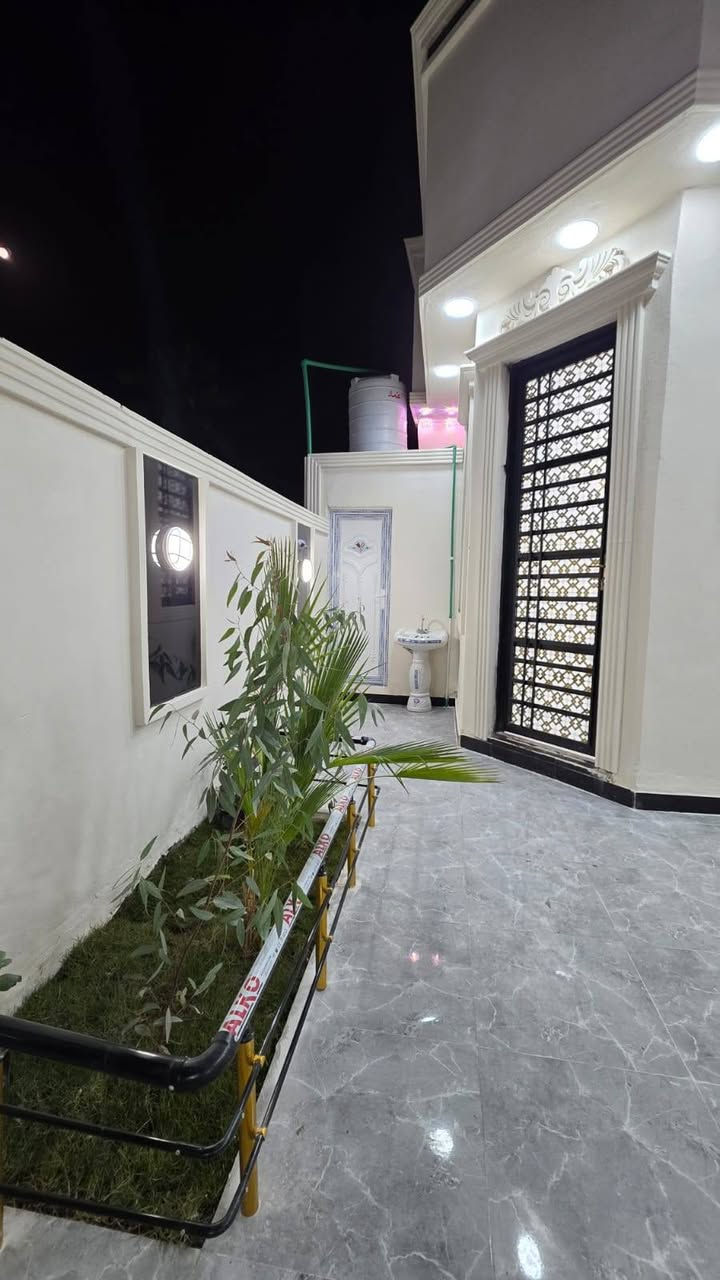 #اسعد_الله_أوقاتكم_بكل_خير ***********
دار سكن للبيع ⛪️ بسعر بلاش 
 

#مساحة البيت ٢٠٠ متر  بناء حديث بعده بل جيس

#يحتوي البيت على غرفتين نوم 
و ديوان 
و صاله 
و مطبخ 
و صحيات داخلي و خارجي 
بيت كلش مرتب 
كراج
حديقه

كافه الخدمات متوفره 

#جنس_العقار :: طابو صرف زراعي بأسم عراقي سند ٢٥ 

البيت علا شارع  10 متر تبليط 🛣️

#العنوان البصره محولة الزهير مقابيل البهادريه

سعر  بيت 116 مليون  و بي مجال 
#للاستفسار الاتصال على الهاتف 📞📳
📳((***********
