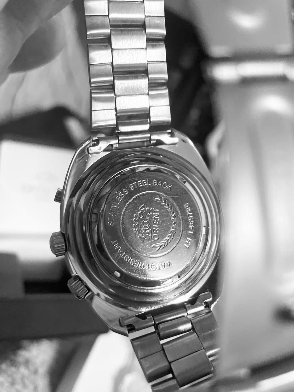 ساعة أورينت (Orient king Diyer) ياباني كلاسيك أوتماتيك ذات مينه أحمر متدرج وتحتوي على 21 حجر مع عقارب ذهبية اللون الطوق الدائري دوار
قطر الساعه 44 -45 ملم
نافذة للتاريخ اليومي والشهري 
الهيكل مصنوع من الفولاذ المقاوم للصدأ (ستانليس ستيل)
نظافة الساعه ممتازه 
وقت مضبوط جداً جداًاًاًاًاًاًاً
السعر 125 ألف للمهتم خاص
*********** 
المكان كركوك يوجد توصيل
