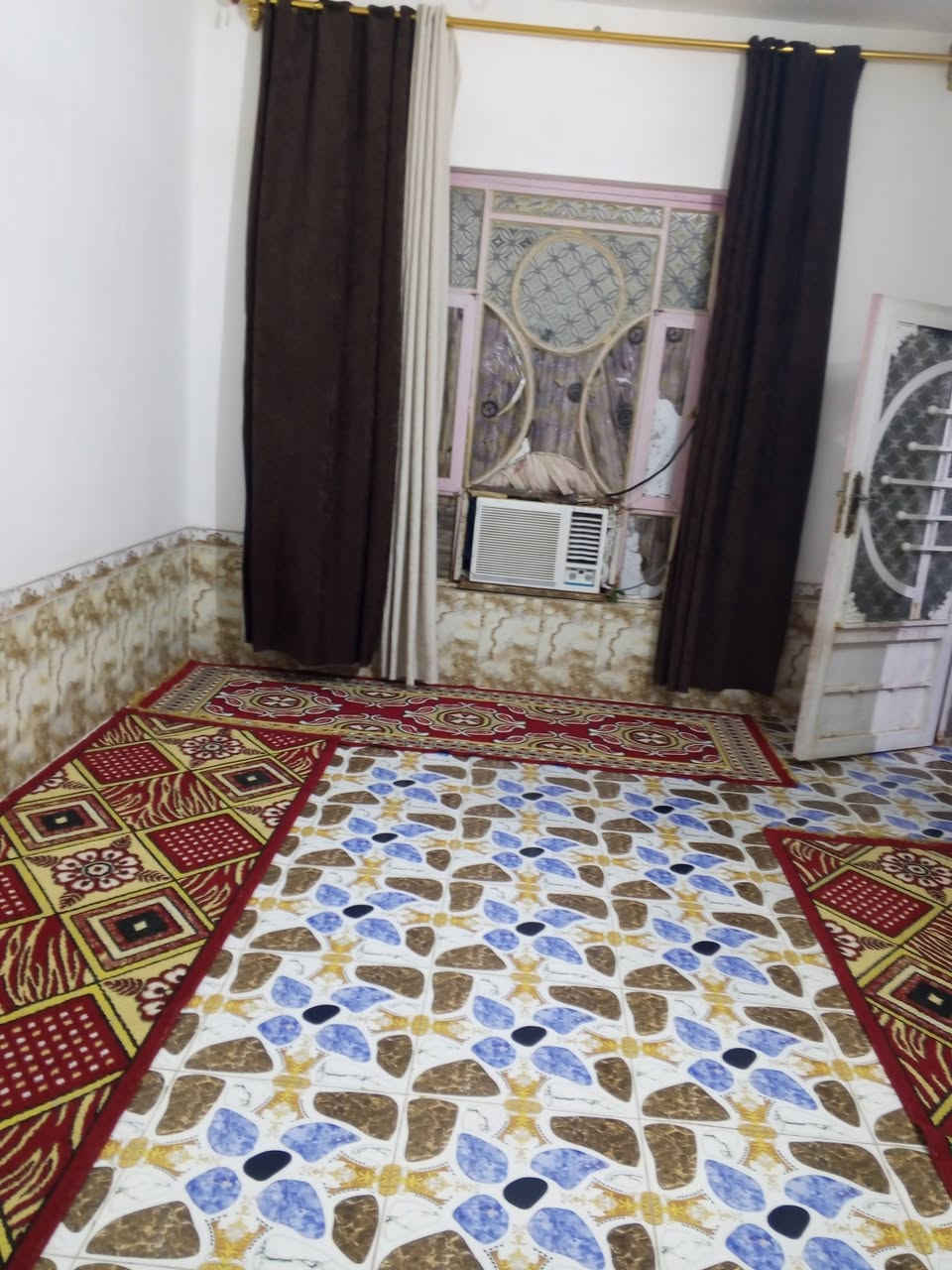 بيت البيع مساحه 220 صوب بني ركاب على طريق شريكات يبعد على شارع 100 متر
تصال ***********
