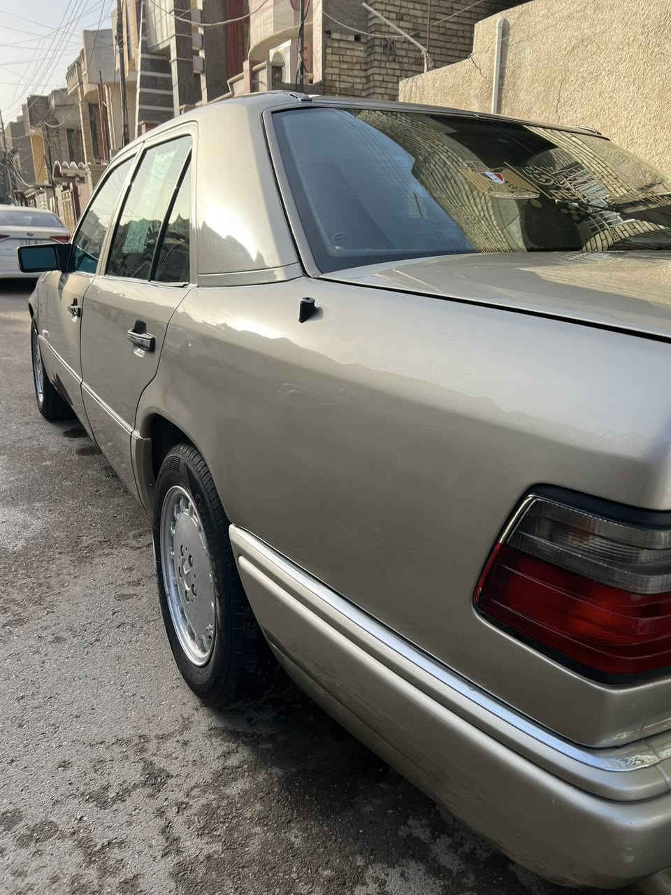 السلام عليكم مارسيدس دب 87 محدثة 93  محرك بطة جديد محرك وكير مكفولات صبغ عام جمالية تبريد شغال ثلج كشنات كهرباء تحكم ستيرن السياره كامله وجديده صدر جديد                                                           مكاني بغداد رصافة                                                              ***********
78$ وبيها مجال بسيط
