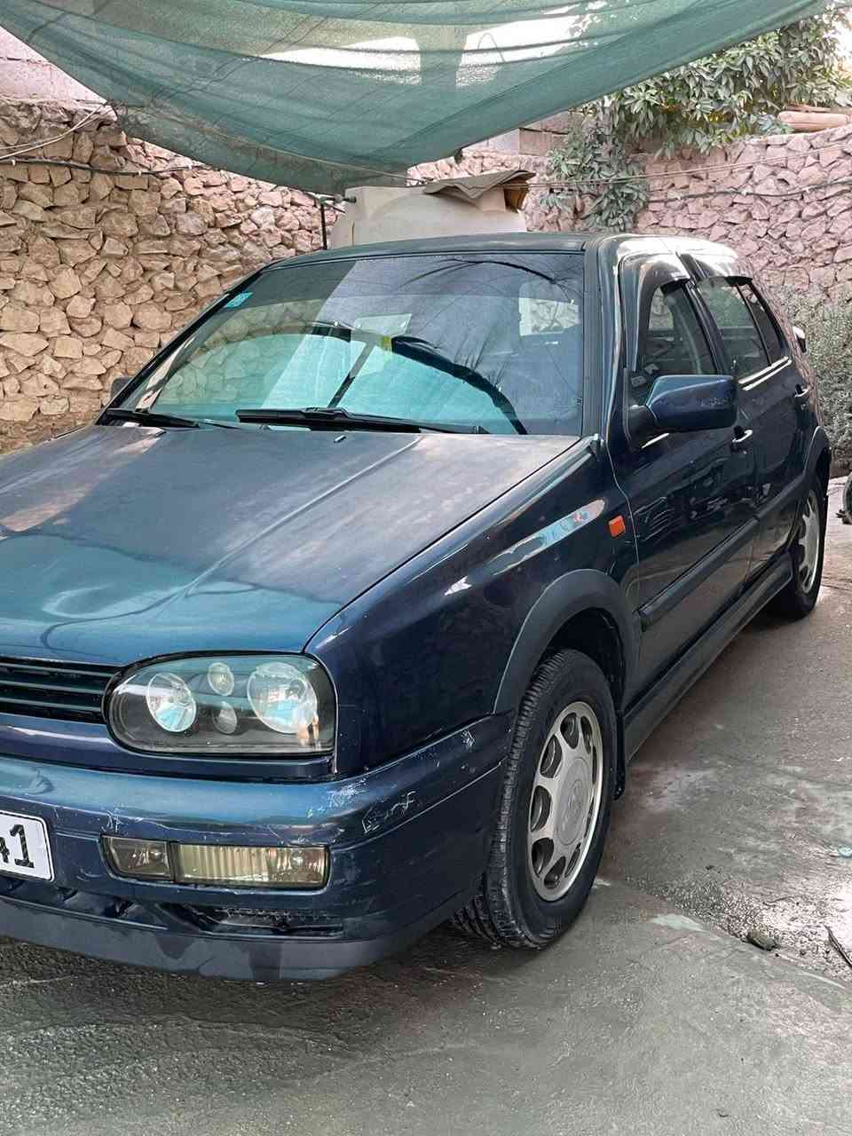 السلام عليكم.... من رخصة الادمن 

سيارة فولكس واكن كولف 
🔹️موديل 1993
🔹️رقم بغداد 
🔹️محرك 2000
🔹️كهربائيات شغالة 
🔹️تبريد شغال
🔹️كير اوتوماتيك - ميكانيكي
🔹️محركها نظيف 

السعر  4700$   47 ورقة   وبيها مجال 
مكان السيارة الانبار  ***********
