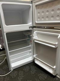 ثلاجه جديده مستعمله شهر واحد للبيع للتواصل 07870893500