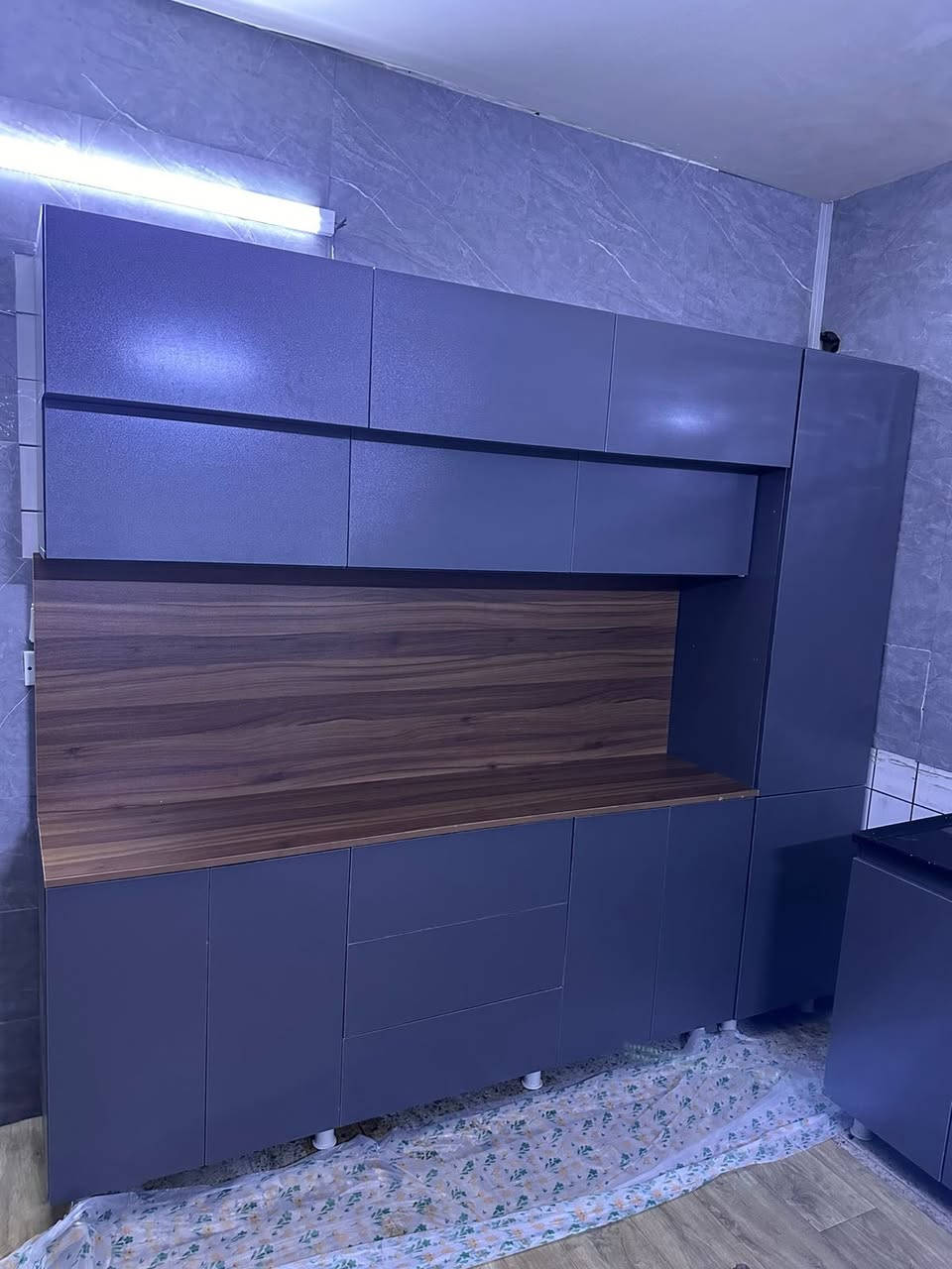 كاونتر جديد غير مستعمل
3 متر 
متر ونص كاونتر ومتر ونص السنك 
السعر 550 وبي مجال بسيط 
***********
مكاني زيونه
