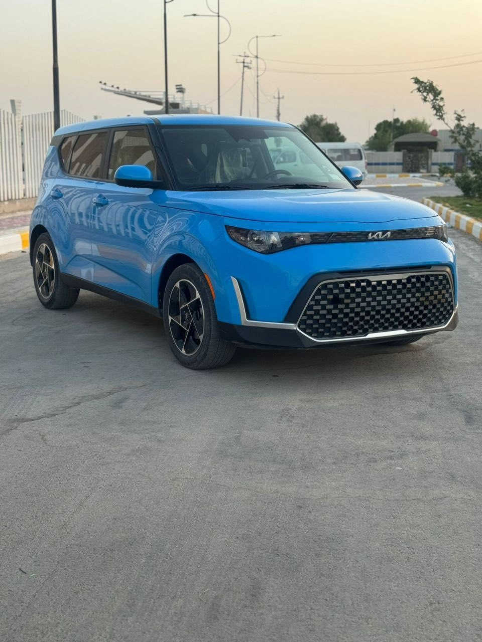 للبيع: كيا سول (KIA Soul) موديل 2023 ✅

سعرها ادخل ع رابط https://t.me/carssofiraq/16147

- حالة ممتازة
فرصة لاقتناء سيارة مميزة بـ "مواصفات EX" كاملة، السيارة جاهزة للاستخدام ولا تحتاج لأي مصروف.
📌 المواصفات الفنية:
 المحرك: 4 أسطوانات سعة 2.0 لتر (قوي واقتصادي).
 القوة: 147 حصان.
 ناقل الحركة: أوتوماتيك (IVT).
 نظام الدفع: أمامي (FWD).
 العداد: 47,000 كم فقط.
🛠 حالة السيارة (الضرر):
 تم تبديل "چاملغ" أمامي (جهة السائق) مع اللايت.
 تصليح في باب السائق.
 توجد شخوط بسيطة (بدي السيارة نظيف).
📍 الموقع:
ذي قار - الغراف.
📞 للتواصل والاستفسار: ***********
.
.

🚗اعرض سيارتك ع اقوى قناة تلكرام و واتساب و صفحتي فيسبوك للبيع و شراء سيارات ادخل ع رابط 👈 https://t.me/carssofiraq
