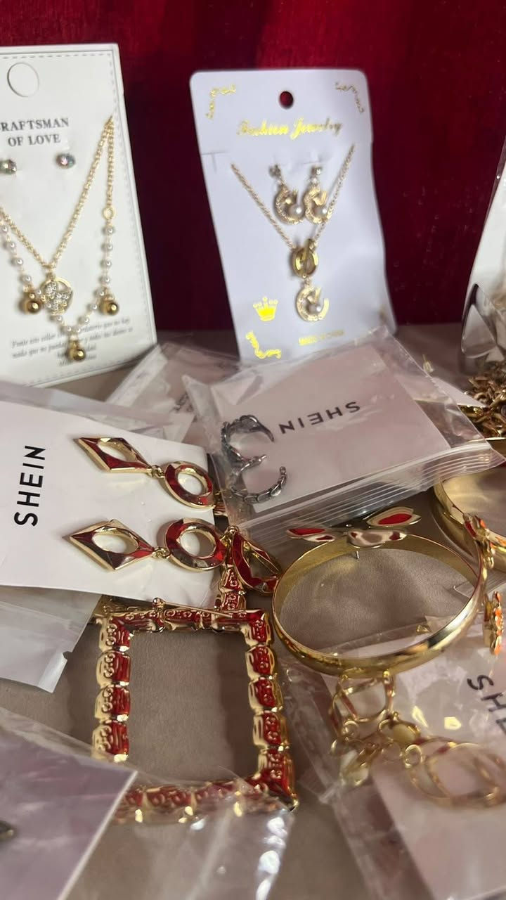 بنات عندي شلعه اكسسوارات كلايد محابس سوارات طلاء ثابت سعر ٣٠ مع توصيل


**إذا كنت صاحب هذا الإعلان وتريد حذفه لأي سبب، رجاءا أرسل رسالة إلى الدعم الفني**