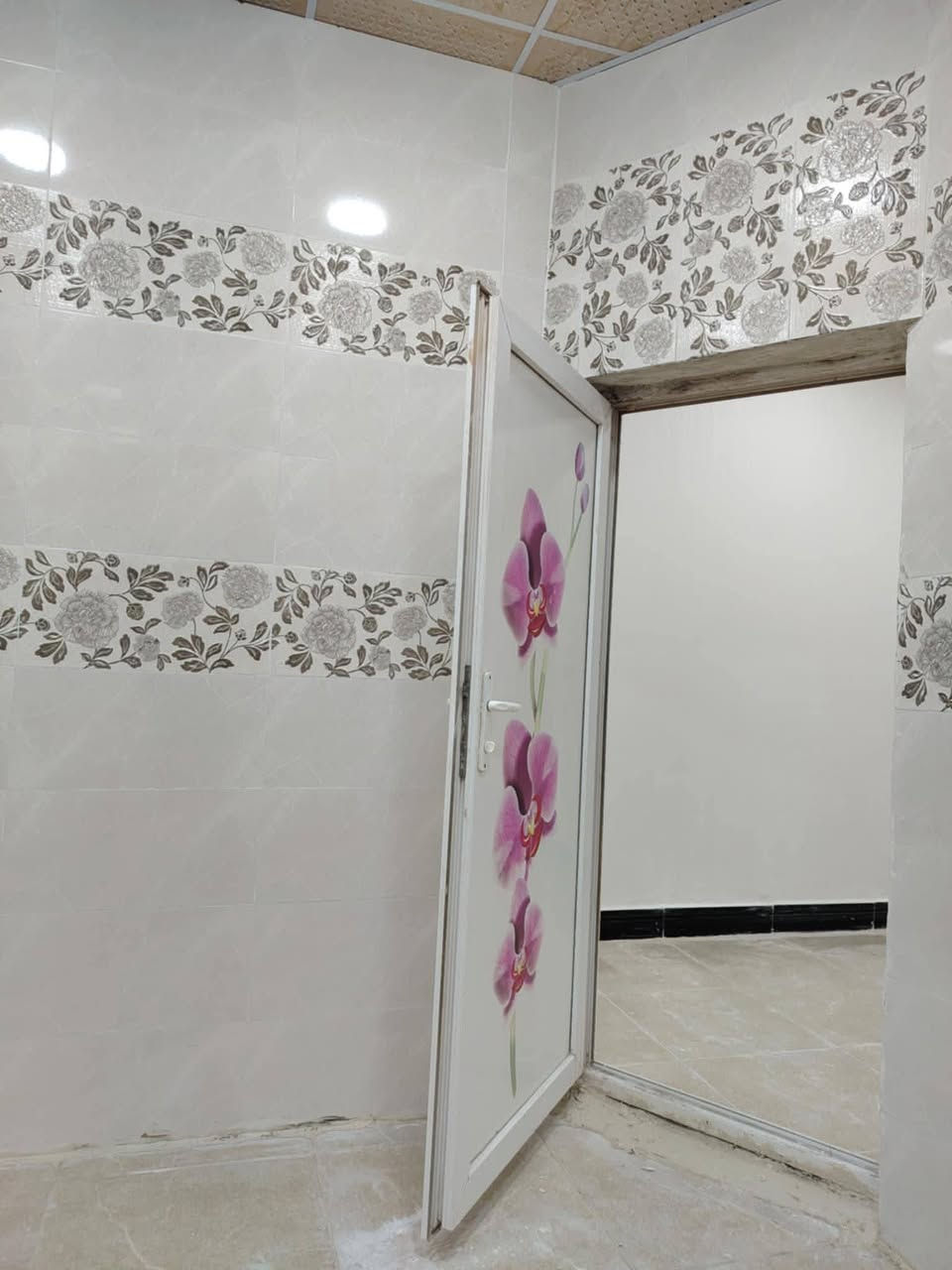 السلام عليكم دار للبيع مساحه 100متر يتكون من غرفه وصاله ومطبخ وبراني وصحيات داخليه وخارجيه مجمع الجوادين السكني وره سيد حبوب  التواصل خاص ***********
