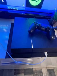 مقدم للبيع بلي ستيشن 4 مع جويستيك. الجهاز بحالة جيدة ويعمل بشكل ممتاز....