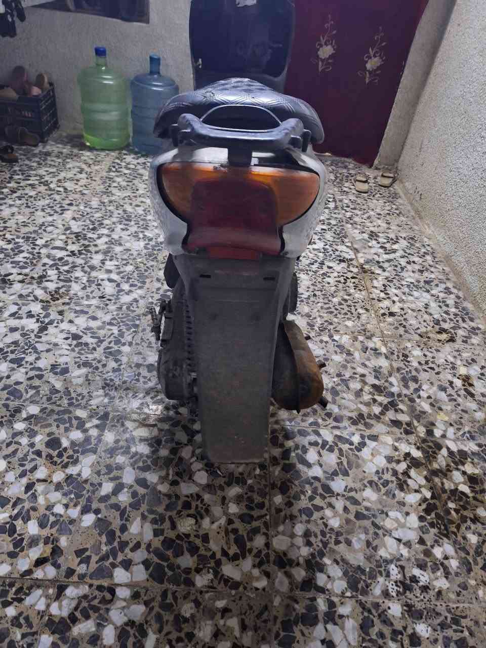 سلام عليكم دراجة عصفوريه للبيع تجفيت جديد وكلجات وقايش جدد وكابريتر جديد سلف شغال كهربائيات شغاله بس يرادلها ترتيب كفرات شوفت عينكم عارضها اب 140 وبيها مجال حك الجيه ***********
