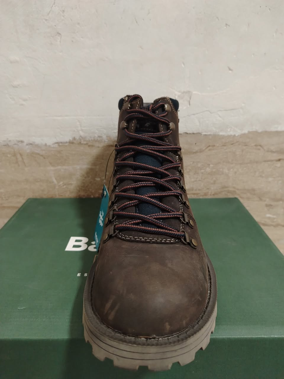توفر بوت جوزي ماركه(Barbour) ماركه بريطانيه صناعه فيتنامي جلد طبيعة وتربروف ٣ طرقات حلقات حديد ضد التزحلق فول طبي شرط دبانه رجلك تغرق بي قطعه راقيه موجود كم قطعه سعره ٥٠ للتواصل واتساب ***********
