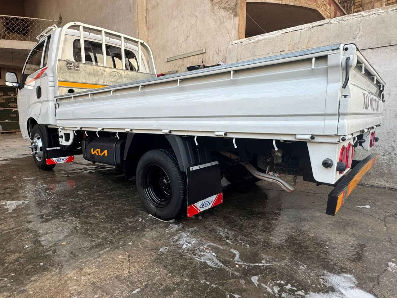 السلام عليكم للبيع او مراوس
كيا بنگو  فحل 4000 مفتوح 
موديل 2018 
السيارة كاملة وجاهزة 
من كلشي 
رقم بغداد الانكليزي هزة جديدة
  كير ومحرك واكسل كشر كفالة 
بيها صبغ شبر الربع خلفي باب الصدر فقط
السعر145 بي مجال 
الاستفسار الاتصال
‏‭0770 374 6611‬
