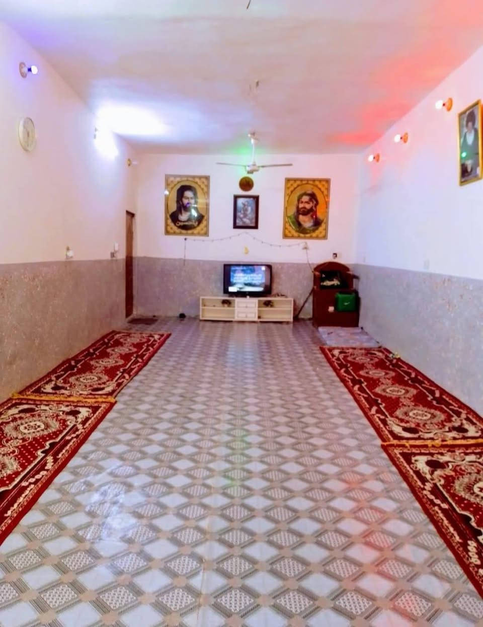 اللهم صل على محمد وآل محمد
بيت للبيع  المساحه 200 متر 2غرفه وصاله واستقبال ومطبخ وصحيات داخليه وخارجيه وكراج سياره وحديقه ومخزن اغراض استقبال ١٢متر البيت ركن ١٠٠ متر يبعد عن طريق الزوار /طابو زراعي سند ٢٥ /الاستفسار ***********
