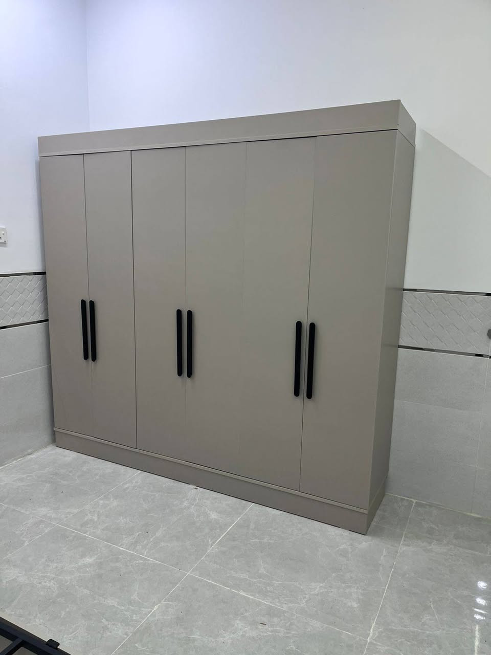 من داخل بيت الزبون
غرفة نوم 5 قطع
من معرض وموبليات اميد 
انسب أسعار لدينا افتر سوك بل أخير تعال يمنا وأحكم بنفسك
💥💥📣📣📣📣
يتوفر لدينا غرفة نوم 5 قطع و غرفة نوم 6 قطع وغرفة نوم 7 قطع وغرفة نوم 8 قطع وغرفة نوم 9 قطع وغرفة نوم 10 قطع وغرفة نوم 11 قطع كل موديلات غرف نوم متوفر لدينا أكثر من 200 موديل  من غرف
يتوفر لدينا غرف نوم شبايي

دوشك نفرين أكثر من 10 موديل 
دوشك نفر واحد أكثر من 10 موديل

قريولة خشب و حديد
وسفري تركي و عراقي و صيني 

تعلاكات أكثر من 21 موديل

طبلاة أكثر من 50 موديل
خماسي و ثلاثي و رباعي 

كنتور بابين و 3 أبواب و 4 أبواب و5 أبواب  و 6 أبواب 

وكاروك اكثر من 15 موديل 

مستواليت 
امرايه عمودي
ميز مكتبي 
كراسي مكتبي 
ميز طعام🍱🍜
ميز تلفزيون📺
عش مرجوحة
عش أطفال 
طخم ديوان
قريوله طابقين
زحلكيه
مرجوحة حديقه 
ميز طعام حديقه🍴

العنوان قضاء طوز خورماتو شارع عام مقابل معرض الغدير مجاور ايوب ديكورات او مجاور علي فاتح الزراعي

بإدارة
علي عباس 
***********
***********
