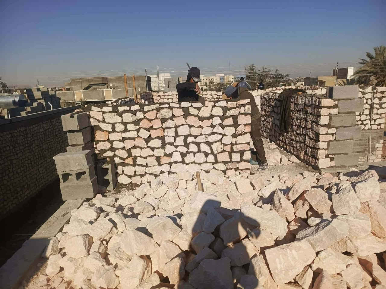 يوجد كادر بناء حلين الي يرد يتصل على هاذا الرقم *********** بي واتساب
