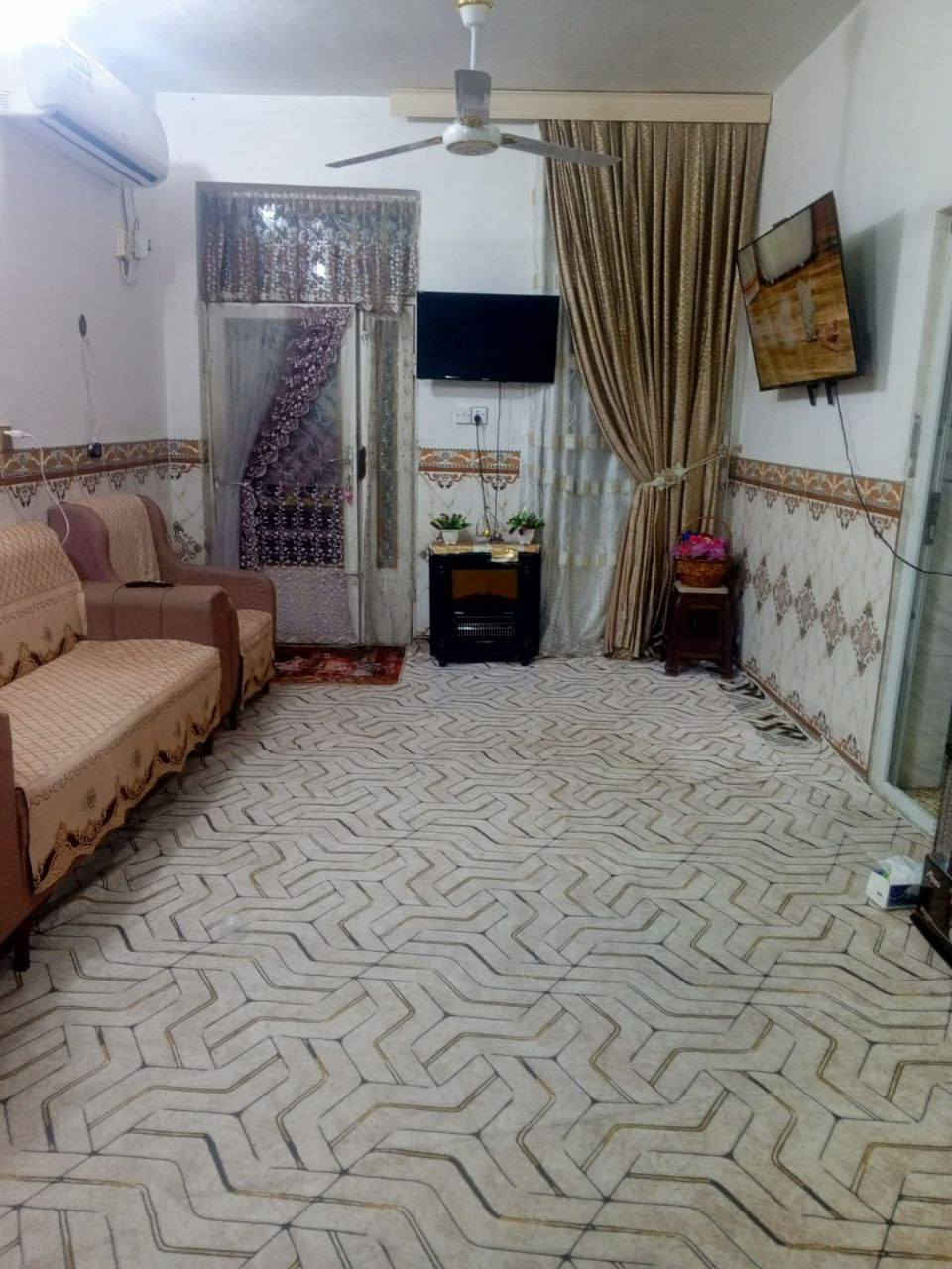 دار للبيع 105مترركن طابق واحد خلف اسواق المائدة شارع سيد حسين ابوالدهن عرض الشارع ١٤متر طارمةوصالةطولهة٨مترومطبخ وغرفةنوم ومناورثنين وصحيات داخلية وخارجية حي الامين الأولى للاستفسار خاص او***********
