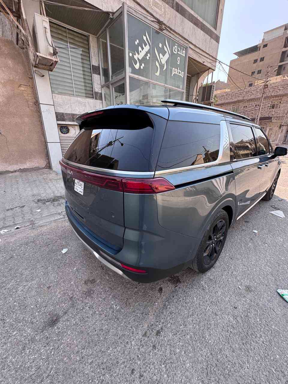 السلام عليكم
 كيا كرنفال 2022 امريكي فول مواصفات 1/1 برستيج Vip اعلى فئة محرك 6 سلندر 7 راكب منفصل سياحي كشنات جلد حار بارد جميع كراسي كهرباء ابواب شفط كهرباء بردات جانبية دبل سلايت 2 بنوراما خمس كامرات محيطية حساس امامي خلفي رادارات كامرا داخلية ( وارد امريكي ضرر بسيط جداً بنيد مبدل اصلي  وايرباك ستيرن فقط ) رقم بعداد  ماشيه ٩٢ الف كيلو 
للاتصال وات ساب ***********
مكان السيارة نجف الاشرف
السعر 270 ورقه بيها مجال للطيبين
