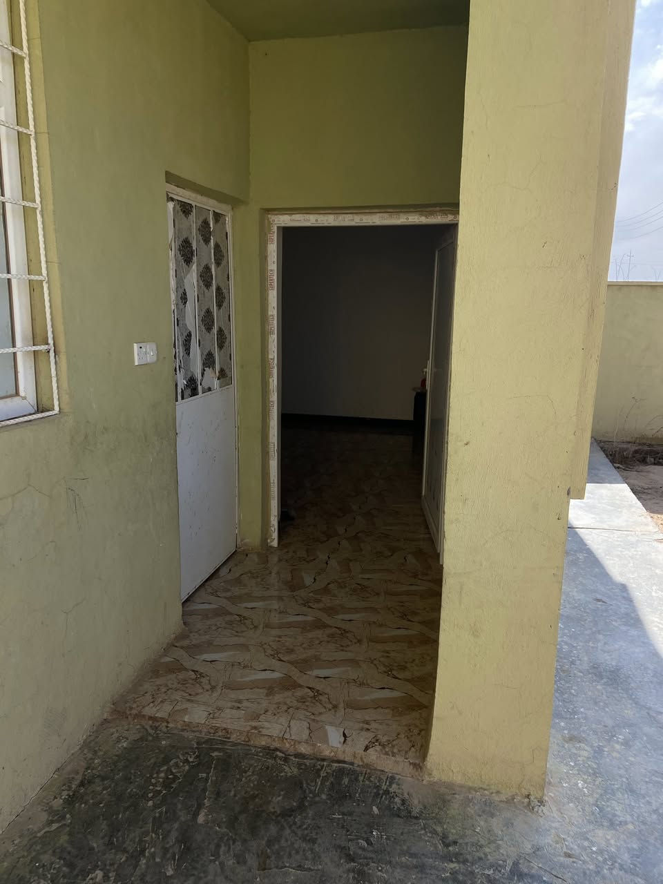 للبيع بيت في دور واطئة الكلفة بالقرب من مركز شرطة الحقلانية
مكون من استقبال 
ومطبخ 
وغرفتين 
وصحيات داخلية 
وبيتونة 
وحديقة 
بيت جديد كامل مكمل تسكن بدون متتعب عالبيت 
للإستفسار الايصال على الرقم التالي 
***********
