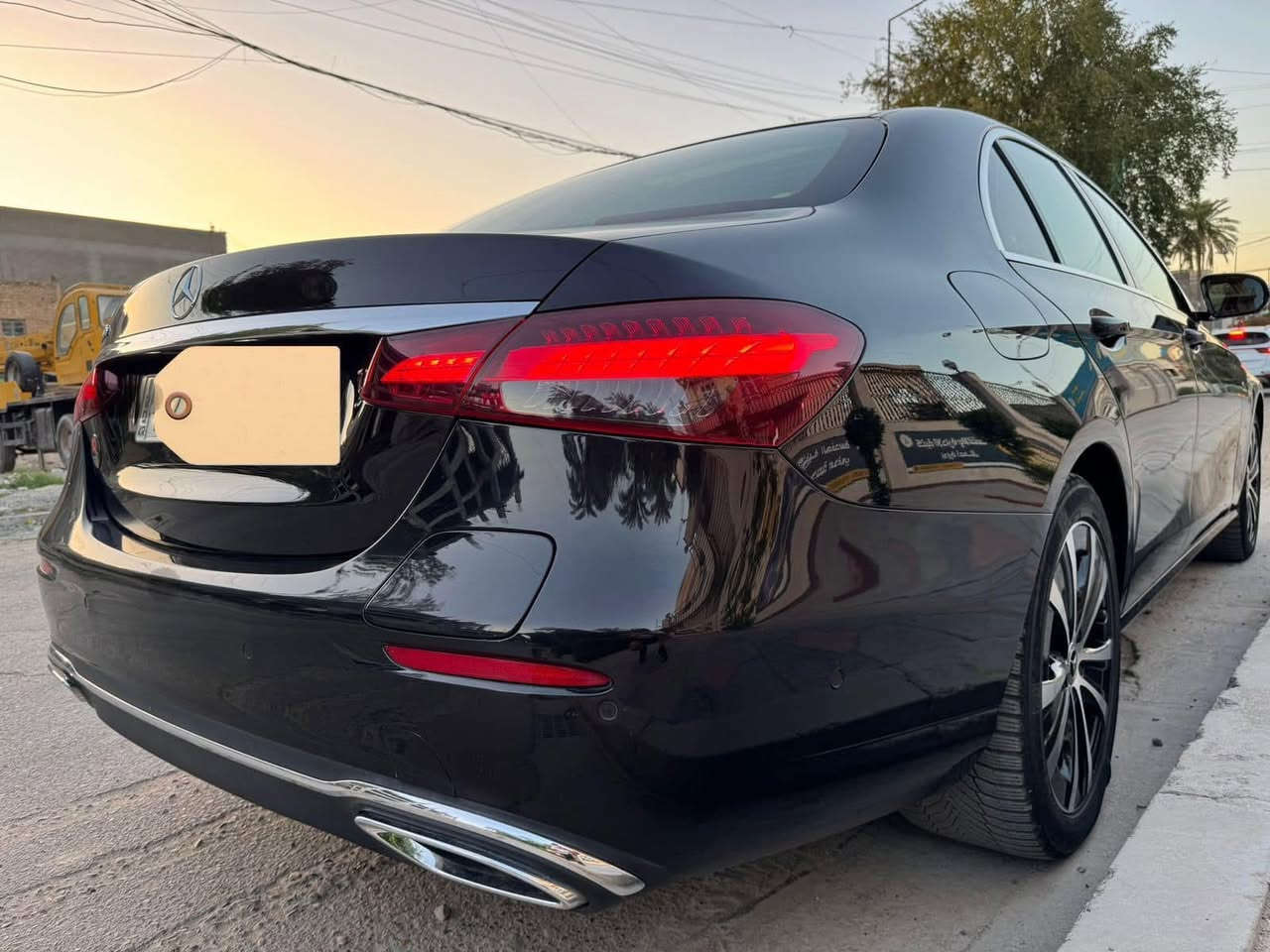 السلام عليكم … أخوان 
مارسيدس E300 ( يلكترك ) بانزين وشحن كهرباء 
موديل 2022 رقم اربيل الدولي الجديد 
عداد المسافه 95 الف كيلو متر 
السياره فول مواصفات 
وارد الماني ضمان دولي بصمتين 
السياره كفاله عامه من الطخه والضربه والصبغ والبارد عدا الدعاميه الخلفيه صبغ اثر شخوط 
السعر 36500$ وبيه مجال 
للاتصال *********** 
عنوان السياره بغداد زيونه 
بيع فقط 
السياره باسمي تحويل مباشر او وكاله حاظر
