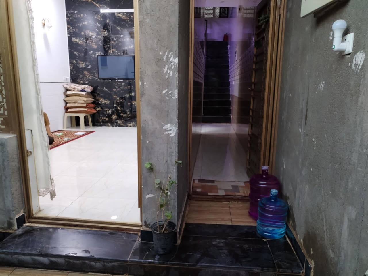 بيت للبيع

100 متر 

واجهة 5 

النزال 20

🔴الطابق الاول : مدخلين يحتوي على ممر و استقبال و ساحة درج وغرفة نوم  و منور  وحمام وتواليت بالكراج 

🔴الطابق الثاني: يحتوي على 2 غرف  كبار و صاله 

و حمام 

🔴و الطابق الثالث غرفه جبيره وحمام وصاله وسطح

البيت بناء جديد كامل مكمل

العنوان الامين الثانيه قرب شبكة الكهرباء الثانيه خلف مطعم الجوعان بالضبط

للتواصل ***********
