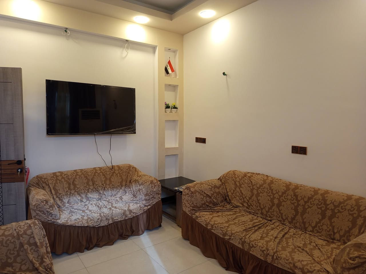 مشتمل 100م للبيع طابقين بناء حديث طابو زراعي سند 25 مكاتبه ووكالة تبليط وماء وكهرباء وإنارة وخط مولد استقبال وصاله ومطبخ داخل الصاله وغرفة نوم وصحيات داخليه وخارجية  الثاني غرفتين نوم وصاله وصحيات الثالث بيتونه السعر 95 مليون وبي مجال للشراي تقاطع القدس مقابل مستشفى الجديد فرع التضامن للاستفسار خاص او ***********
