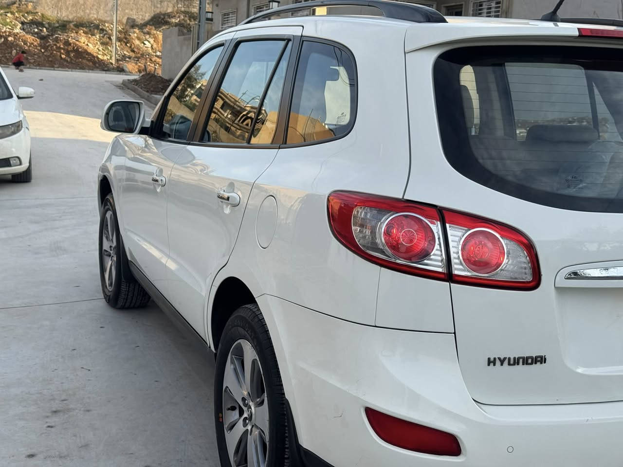 سنتافي2012
السياره ماشيه ١٤٣ ألف كيلو

فول مواصفات ٧ ركاب

فتحه سقف

كشن كهرباء

داخل لون بيجي

بصمه 

سنويه وهزة جديد

***********
