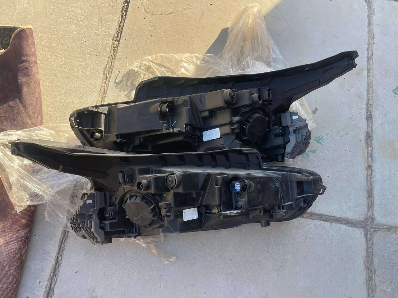 سلام عليكم
لايتات اربع عدسات اصلي تفصيخ امريكي لد برتقالي
وتك ثلث عدسات لد برتقالي امريكي اصلي
بعدهم. لك مال موديل 24  لحد ل21
***********
