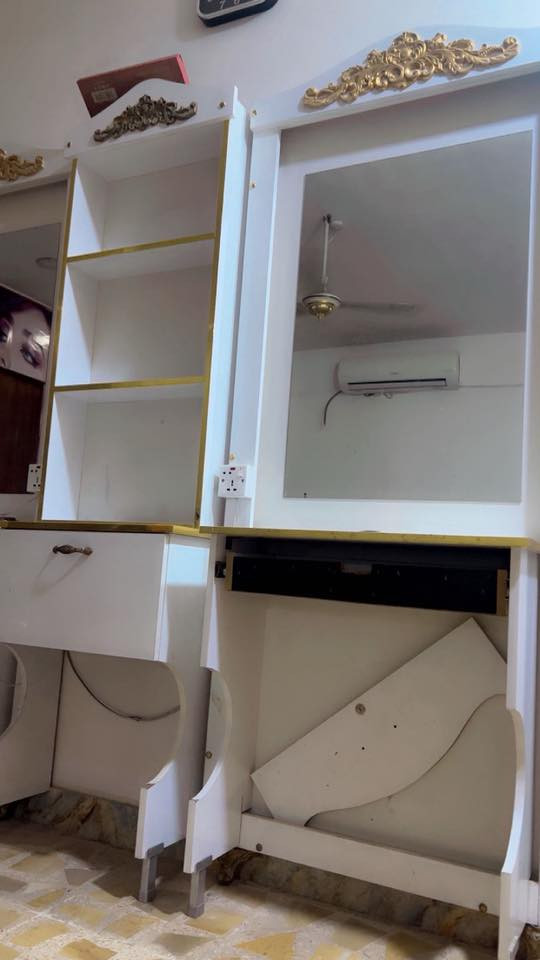 أغراض صالون للبيع. بسعر مناسب  للاستفسار التواصل على رقم واتساب. فقط  ***********
