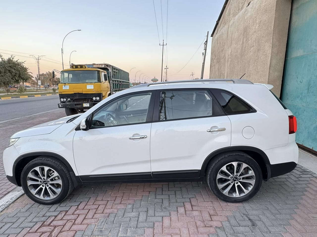 السلام عليكم كيا سورنتو 2014 خليجي رقم بغداد 
مكفوله من الصبغ وتبديل وسونار موجود بلصور 
مكينه 6سلندر 3500 كير 6نمر بصمه أبواب وتشغيل
لد خلفي أمامي حساس امامي خلفي كشن كهربائي 7راكب 3قطع تبريد تدفئه بردات خلفيه فول عده فتحه
مكان السياره كربلاء السعر 185 مجال بسيط 
 ***********
