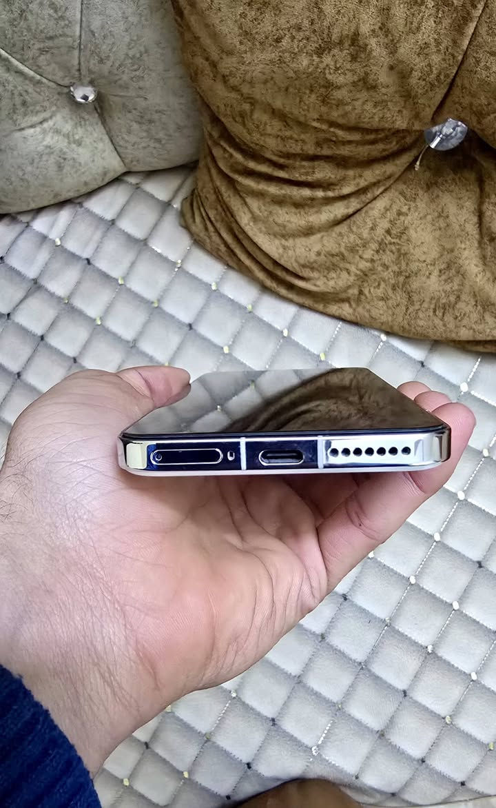 ​📱 مواصفات Xiaomi 14 (شاومي 14) للبيع 
🚀 الأداء والسرعة
​المعالج: Snapdragon 8 Gen 3 (أقوى معالج من كوالكوم وقت إصداره)، يدعم تشغيل أثقل الألعاب والبرامج بسلاسة تامة.
​الذاكرة (RAM):  16 جيجابايت.
​التخزين:   512 جيجابايت 
​📸 الكاميرات (بالتعاون مع Leica)
​الكاميرا الخلفية: ثلاثية العدسات بدقة 50 ميجابكسل لكل منها (رئيسية، زاوية واسعة، وتقريب Telephoto).
​العدسات: عدسات Summilux الاحترافية التي تعطي ألواناً واقعية جداً وعزلاً طبيعياً للصور.
​الفيديو: يدعم التصوير بدقة 8K وتصوير السينما بدقة 4K.
​📺 الشاشة والبطارية
​الشاشة: LTPO OLED بحجم 6.36 إنش، تدعم 120Hz وسطوع هائل يصل لـ 3000 nits (واضحة جداً تحت الشمس).
​البطارية: 4610 مللي أمبير.
​الشحن: يدعم الشحن السلكي السريع جداً بقوة 90 واط (يشحن بالكامل في حوالي 31 دقيقة) وشحن لاسلكي بقوة 50 واط.
غراض كاملة السعر 850 وبيه مجال قليل صار شهر  من اخذته


**إذا كنت صاحب هذا الإعلان وتريد حذفه لأي سبب، رجاءا أرسل رسالة إلى الدعم الفني**