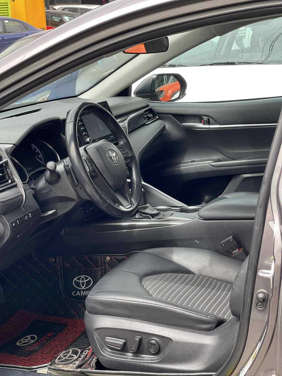 كامري للبيع
السيارة se موديل 2021 نظيفه وجاهزة ماشية 100 ميل
حادثها موجود بالصور بجمها سليم وايرباكات سليمة 
السعر 190٫ 
للتواصل :
***********
