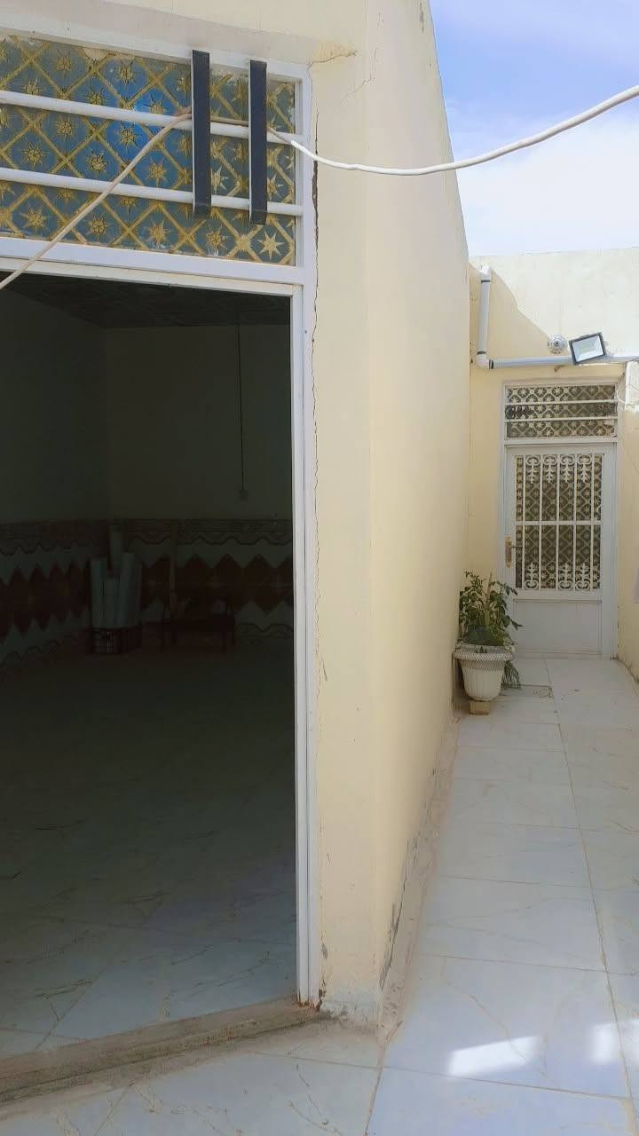 من رخصتكم بيت للبيع ١٠٠متر مقابل قريه الغدير عمود ٢٧٠ شارع ٢٥ إلى مقابل شارع المؤسسه مال دار الايتام كلش مرتب غرفه وصاله ومكشوفه ومطبخ وحمام واستقبال بسعر ٢٧ لتواصل ***********
