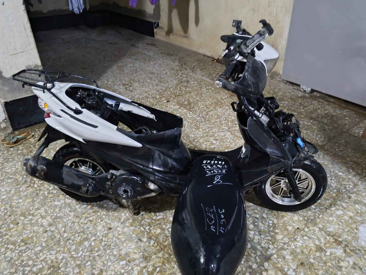 السلام عليكم دراجة ادرس 
ياباني مكفولة محرك ما عدة 
الكفر الامامي مكسور تخم تاير ويل نجمة جدد متوازي 
لسعر 650 وبيه مجال بسيط رقم ***********
كوت
