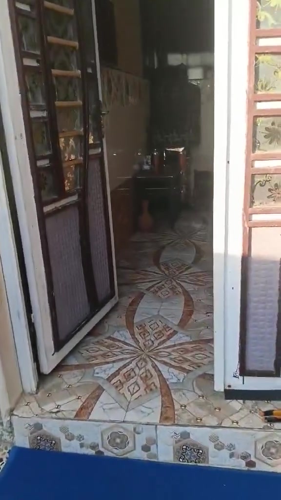 بيت ركن طابق ونص ايمن حي التنك سايدين قريب على الصورة مجاور مطعم سوبر زنجر سند طابو مساحة 135واقع 140التفاصيل بالفيديو للاستفسار ***********
