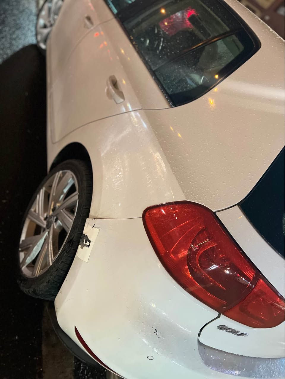 گۆلف mk6 سەیارەیەکی زۆر پاکو خاوێنە هەیکەلی تێکنەچوە مواسەفات خەلیجی سلایت ڤۆلیۆم ناو زەرد ،سەیارەکە سپۆرت کراوە هەیکەلی زۆر جوانە مەکینەی ١.٦ بێ تۆربۆ
 ٧ گێڕ ،چاملغی پشتەوەی ٢ بست سبوغە لای سایەق وە چەند جێیەکی بچوکی سارد هەیە لە نزیکەوە زۆر جوانترە لەوەی لە ڕەسمەکان دەیبینی *********** أربيل, العراق
